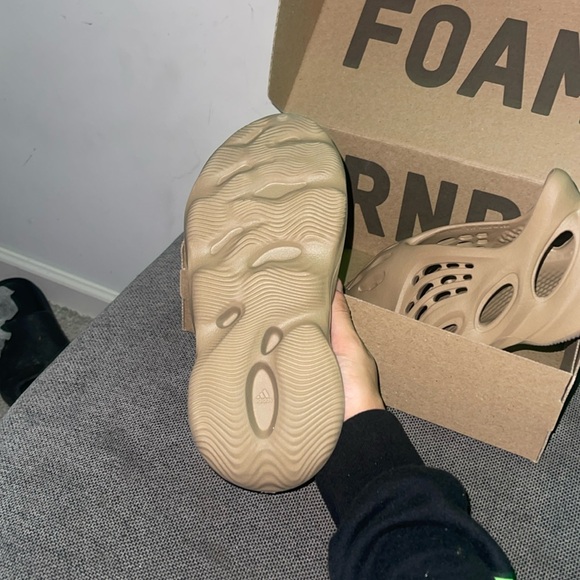Tan Yeezy foam runners - Picture 2 of 4